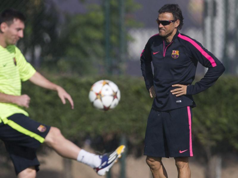 Barça-Trainer Luis Enrique (r) und sein Starspieler Lionel Messi treffen am Dienstag auf Ajax Amsterdam
