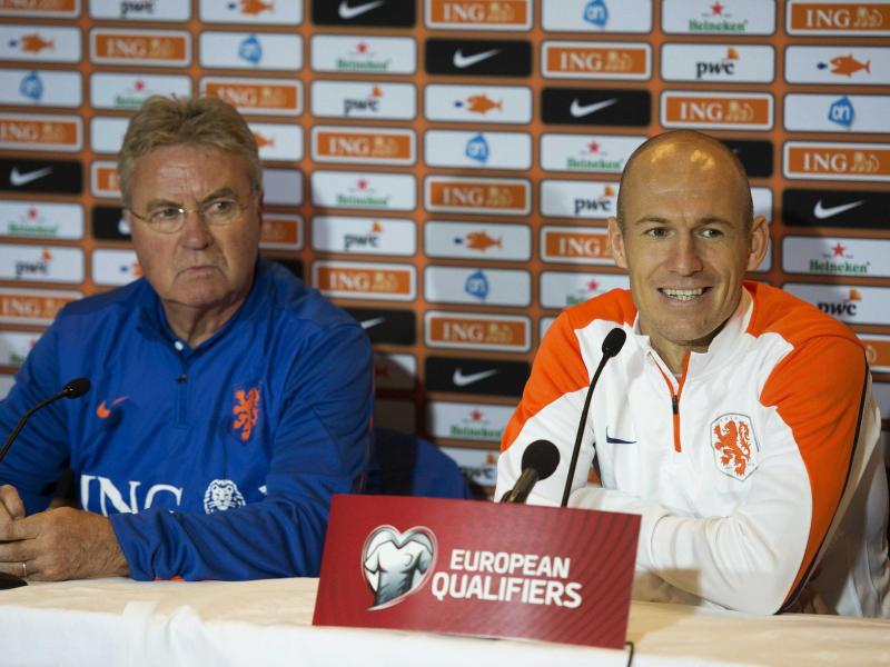 Arjen Robben (r.) findet es gut, dass Guus Hiddink Bondscoach bleibt