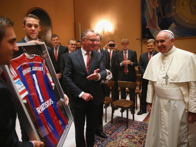 Papst Franziskus bekam auch ein Bayern-Trikot. Foto: Alexander Hassenstein/FC Bayern München/Getty Images