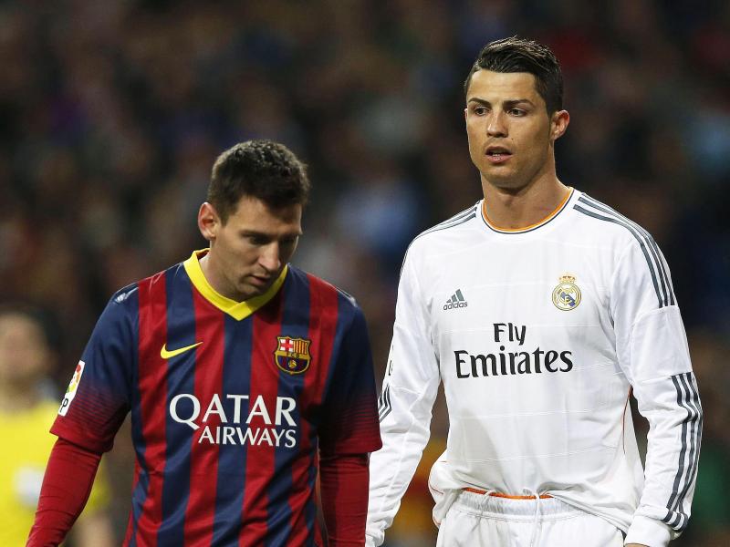 Duell der Superstars: Reals Cristiano Ronaldo (r.) trifft auf Barcas Lionel Messi
