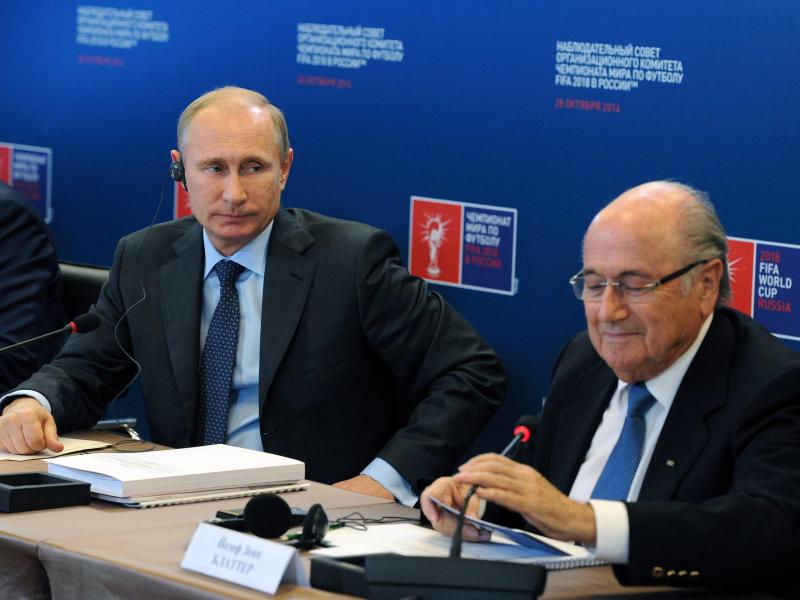 Kremlchef Wladimir Putin (l) bekam in Moskau Besuch vom FIFA-Präsidenten Joseph Blatter