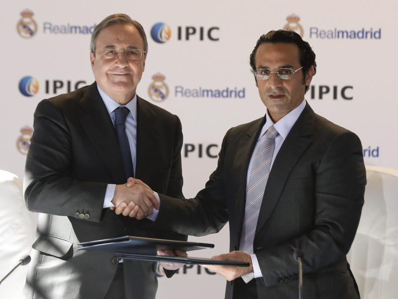 Real Madrids Präsident Florentino Perez (l) gibt IPIC-Vorstandschef Chadim Abdullah al-Kubaissi die Hand