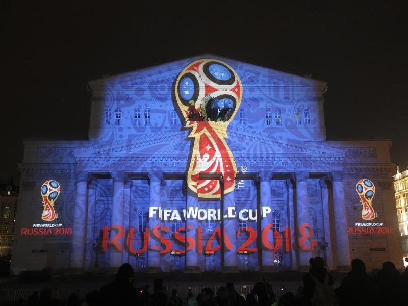Das offizielle WM-Emblem wurde auf die nächtliche Fassade des berühmten Bolschoi Theaters in Moskau gestrahlt