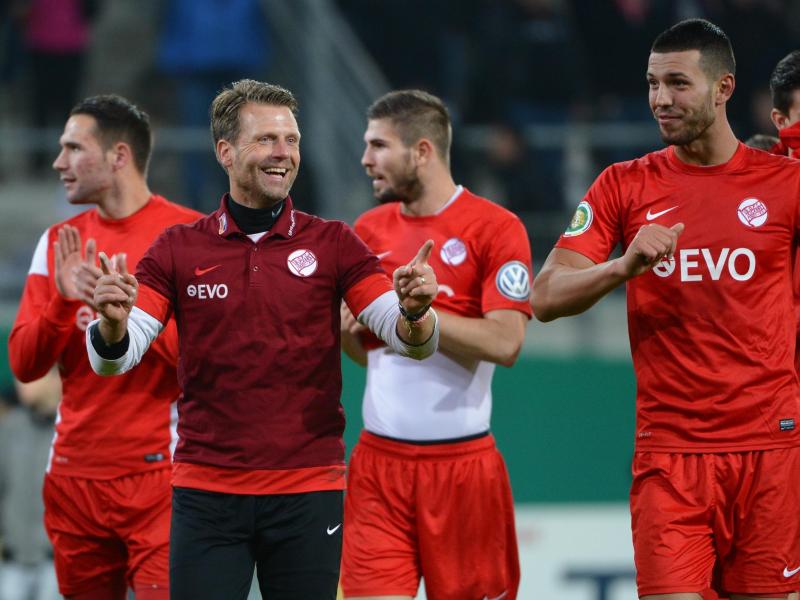 Offenbachs Trainer Rico Schmitt (2.v.l.) ließ sich mit seinen Spielern feiern