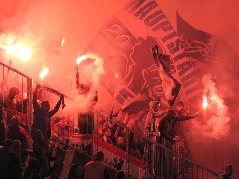 Die Berliner Fans brannten Pyrotechnik ab