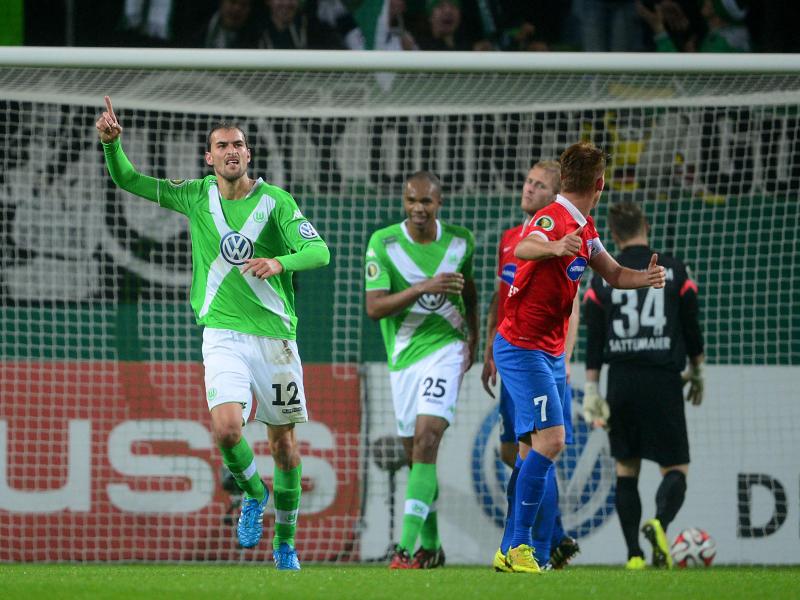 Wolfsburgs Bas Dost (M) bejubelt seinen Treffer zum 2:1 . Foto: Peter Steffen
