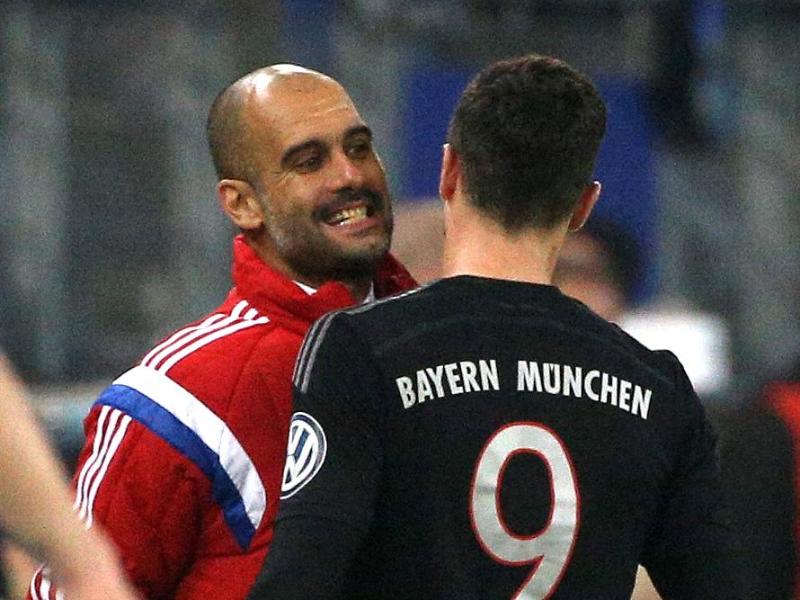 Pep Guardiola gab Bayern-Torjäger Robert Lewandoski einen Bodycheck. Foto: Christian Charisius