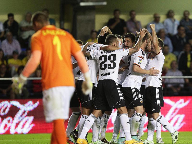 Die Spieler des FC Valencia feiern den Doppeltorschützen Shkodran Mustafi