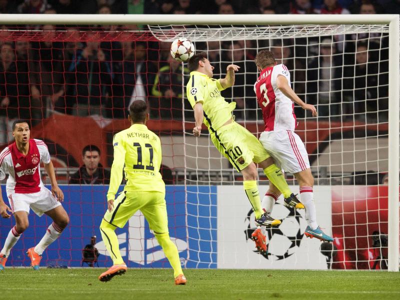 Der kleine Lionel Messi (2. v. r.) trifft per Kopf zum 1:0 gegen Ajax Amsterdam. Foto: Olaf Kraak