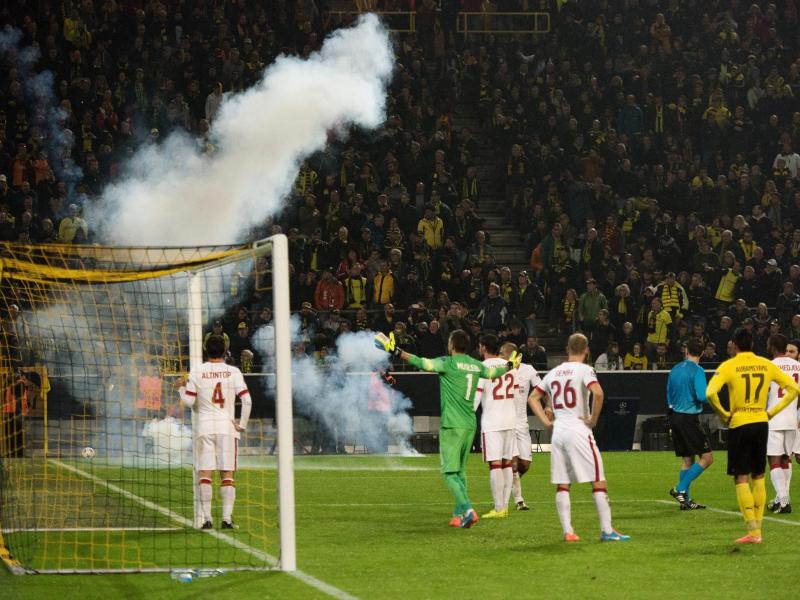 Galatasaray-Fans hatten in Dortmund Feuerwerkskörper auf das Spielfeld geworfen