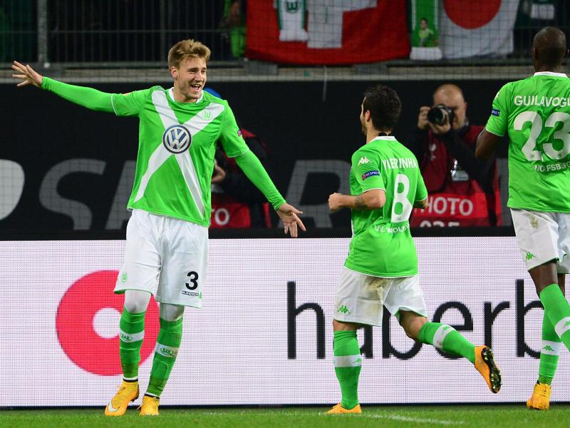 Nicklas Bendtner (l.) bejubelt seinen Treffer für die Wolfsburger