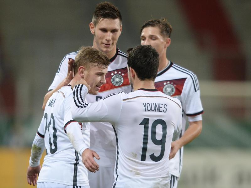 Die deutschen U21-Nationalspieler jubeln über den Testspielsieg. Foto: Armin Weigel