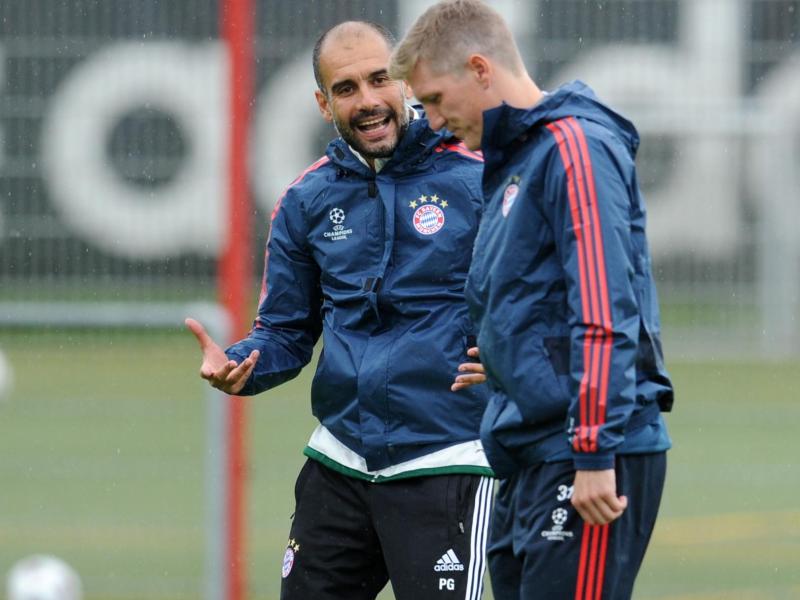 Coach Pep Guardiola (l) mahnt beim Comeback von Bastian Schweinsteiger Geduld an. Foto: Tobias Hase