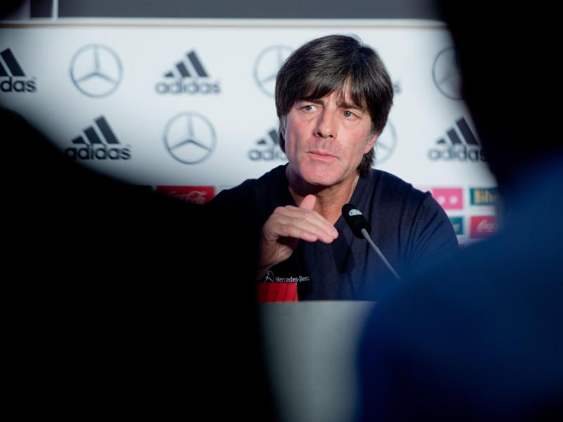 Joachim Löw machte sich mit dem DFB-Team leicht verspätet auf den Weg nach Spanien. Foto: Daniel Karmann Joachim Löw machte sich mit dem DFB-Team leicht verspätet auf den Weg nach Spanien. Foto: Daniel Karmann