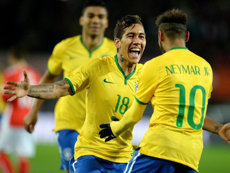 Firmino (M) läuft nach seinem Treffer jubelnd auf Neymar zu