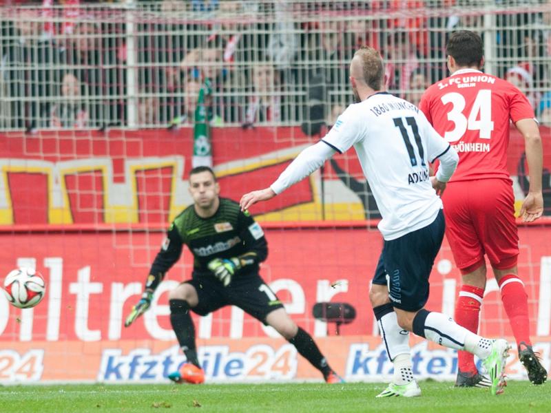 Daniel Adlung (M.) von 1860 München schießt das 1:0 gegen Union