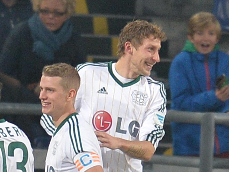 Stefan Kießling (r) freut sich mit Lars Bender über seinen Auftakttreffer bei Leverkusens 3:1-Sieg über Hannover 96
