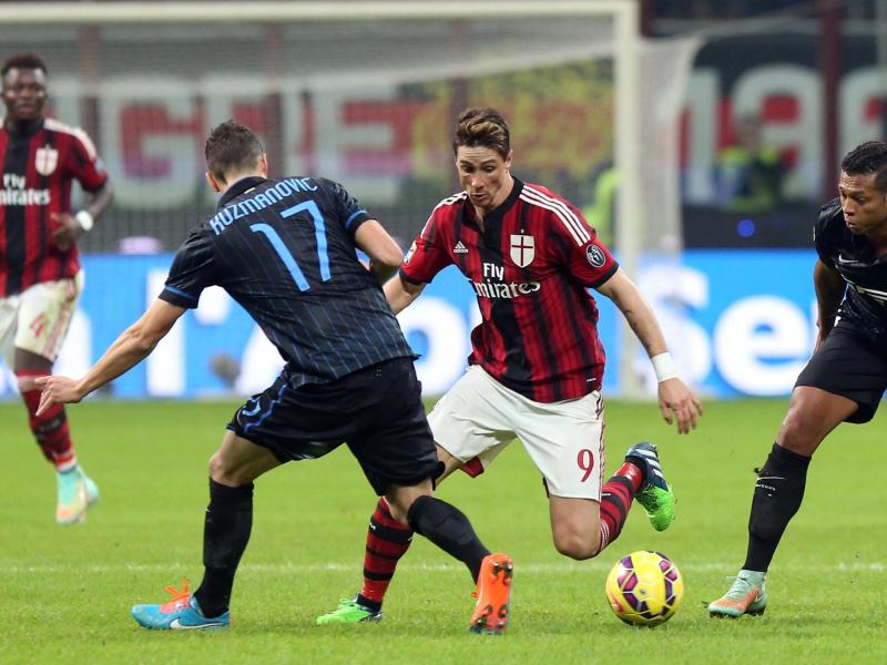 Milans Fernando Torres (m.) versucht sich gegen Inters Zdravko Kuzmanovic (l.) und Freddy Guarin durchzusetzen