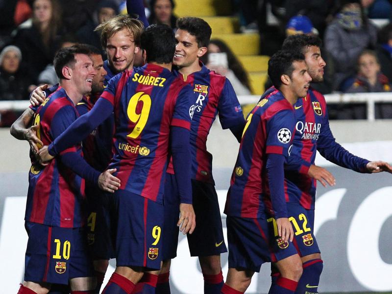Lionel Messi (l.) wird von seinen Teamkameraden gefeiert