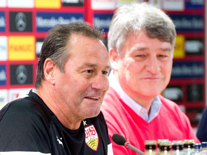 Der alte und neue VfB-Trainer Huub Stevens (l) bei seiner Präsentation mit Club-Präsident Bernd Wahler. Foto: Sebastian Kahnert