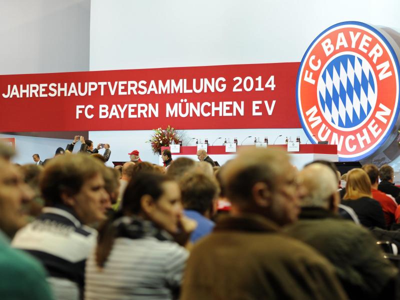 Vereinsmitglieder sitzen auf der Jahreshauptversammlung des FC Bayern München