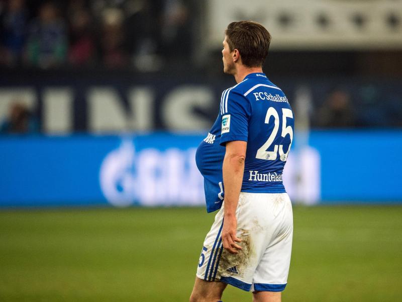 Nach seinem Dreierpack schnappte sich der Schalker Klaas-Jan Huntelaar den Ball. Foto: Bernd Thissen