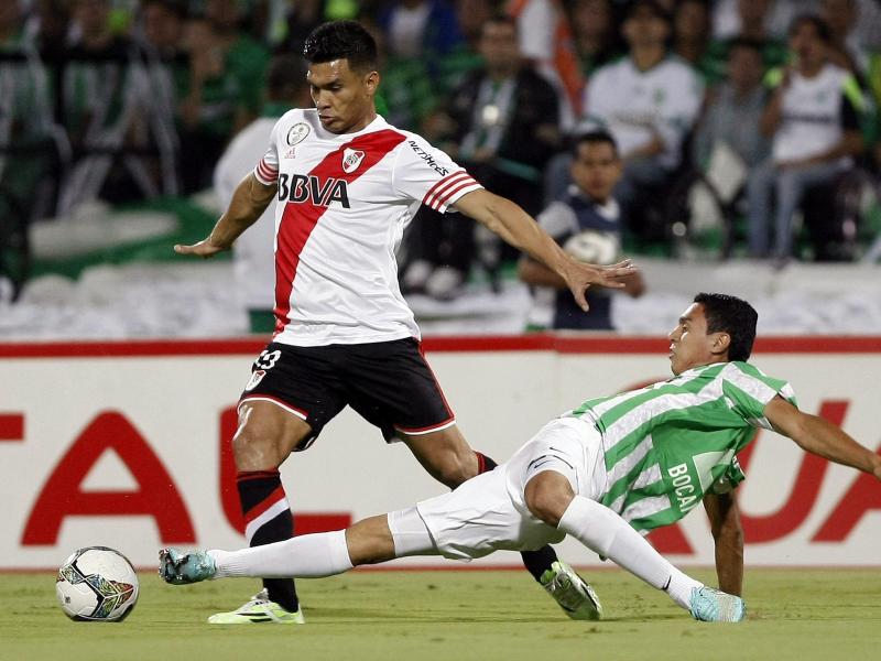 Daniel Bocanegra grätscht gegen Teofilo Gutierrez von River Plate