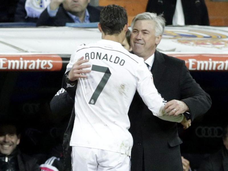 Real-Coach Carlo Ancelotti gratuliert Cristiano Ronaldo zum Dreierpack. Foto: Angel Diaz