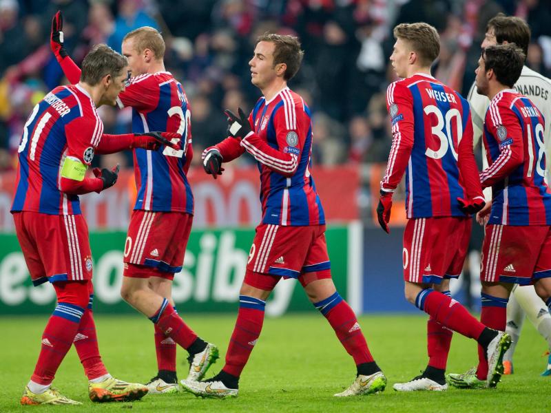 Die Münchner Spieler feiern ihren lockeren 3:0-Sieg. Foto: Sven Hoppe