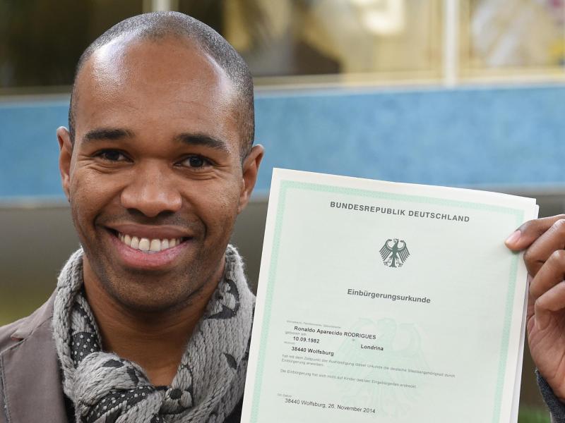 Abwehrspieler Naldo vom VfL Wolfsburg präsentiert am 2. Dezember seine Einbürgerungsurkunde Abwehrspieler Naldo vom VfL Wolfsburg präsentiert am 2. Dezember seine Einbürgerungsurkunde