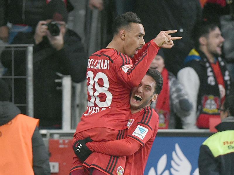 Leverkusens Karim Bellarabi (l) feiert einen Treffer mit Hakan Calhanoglu
