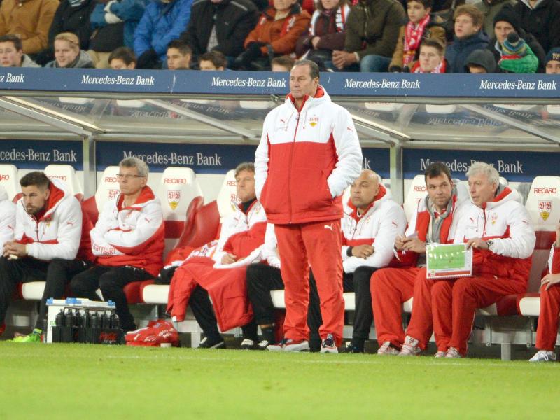 Stuttgarts Trainer Huub Stevens verfolgt das 0:0 seines Teams gegen Paderborn