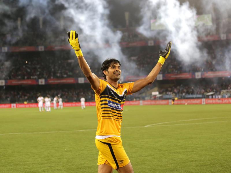 Der Keeper von Atlético de Kolkata feiert sein siegreiches Team