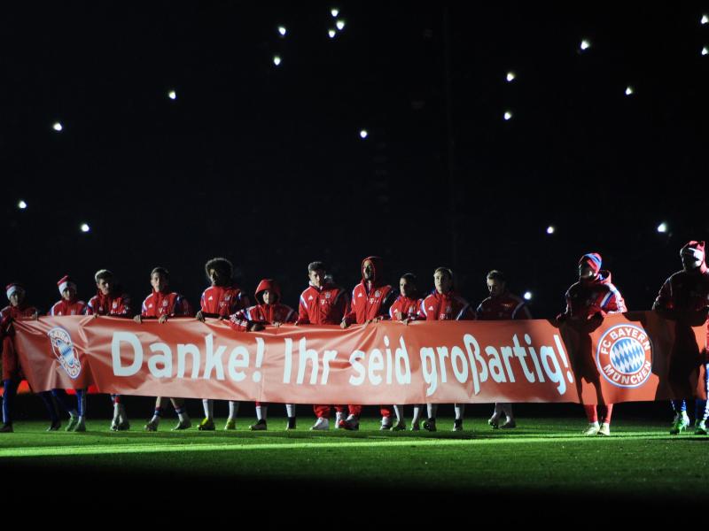 Die Spieler des FC Bayern bedanken sich nach dem letzten Heimspiel des Jahres bei ihren Fans