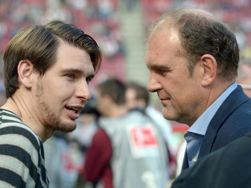 Kölns Manager Jörg Schmadtke (r) will sich bald mit Patrick Helmes über dessen Zukunft unterhalten. Foto: Matthias Balk