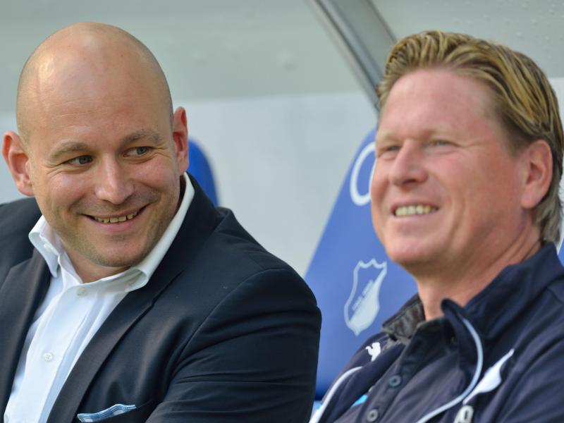 Hoffenheims Trainer Markus Gisdol (r.) und Sportchef Alexander Rosen fliegen mit dem Team nach Südafrika