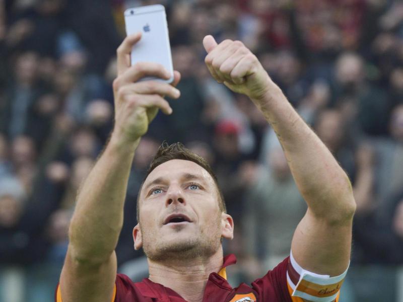Francesco Totti hilet seinen Torjubel mit einem Selfie fest. Foto: EPA
