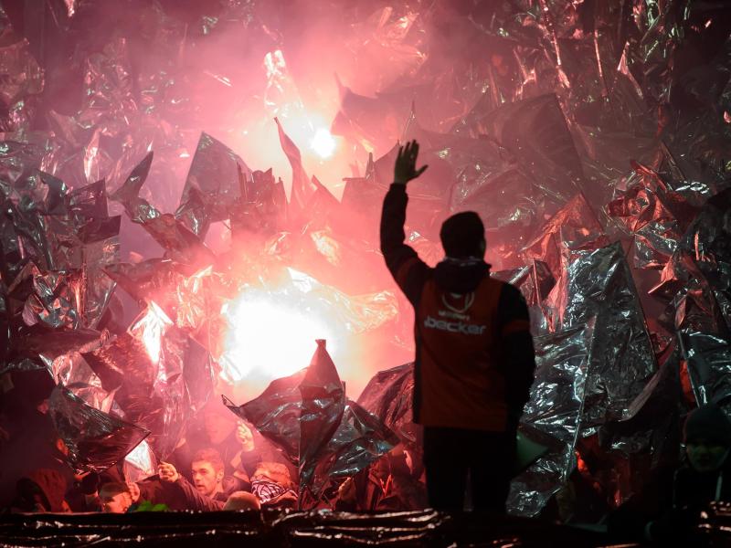Die Anhänger von Union Berlin hatten in ihrem Block Pyrotechnik gezündet. Foto: Thomas Eisenhuth