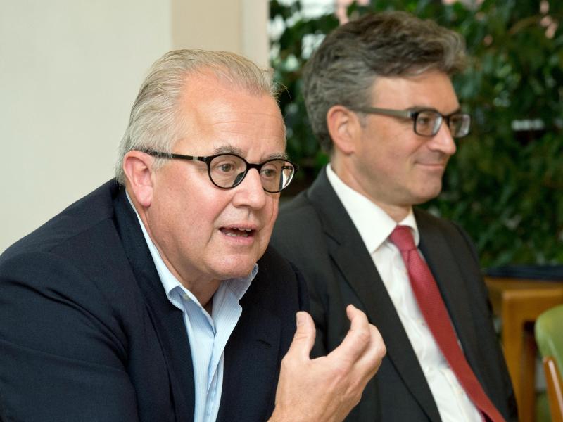 Freiburgs Präsident Fritz Keller (l) bei einer Diskussion mit Oberbürgermeister Dieter Salomon (Bündnis 90/Die Grünen). Foto: Patrick Seeger