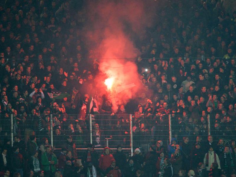 Fans von Hannover 96 brennen während des Spiels bengalisches Feuer ab. Foto: Carmen Jaspersen
