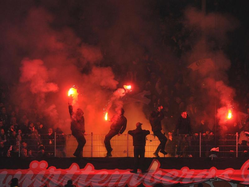 Aalens Anhänger brennen Pyrotechnik ab. Foto: Stefan Puchner