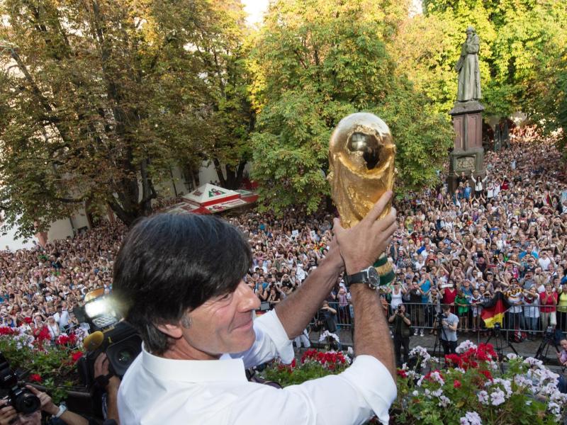 Joachim Löw wird nach der WM 2014 in Freiburg gefeiert. Foto: Patrick Seeger