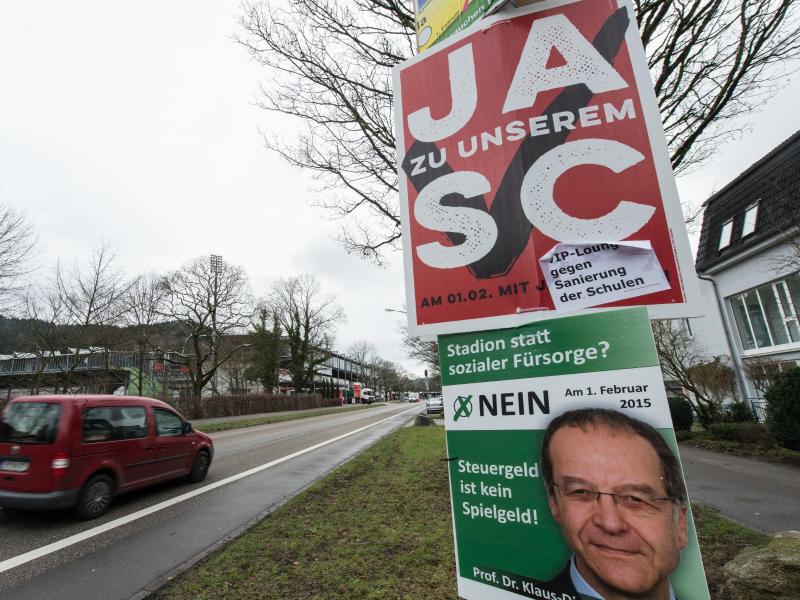 Plakate von Befürwortern und Gegnern des Neubaus des Stadions des SC Freiburg sind in Freiburg zu sehen. Foto: Patrick Seeger