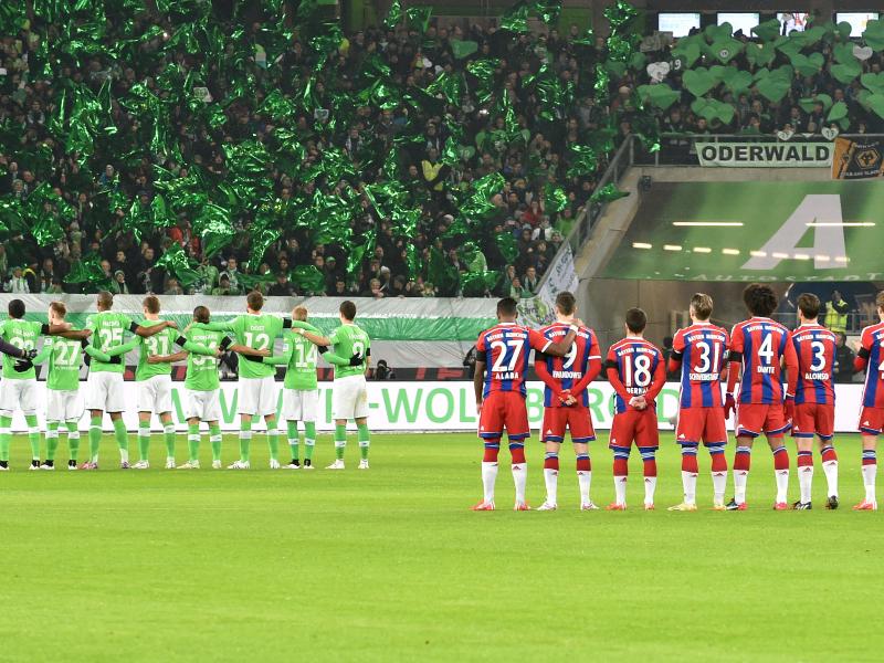 Vor der Auftaktpartie der Rückrunde zwischen Wolfsburg und Bayern gedachten die Spieler und Zuschauer dem verstorbenen Junior Malanda. Foto: Carmen Jaspersen