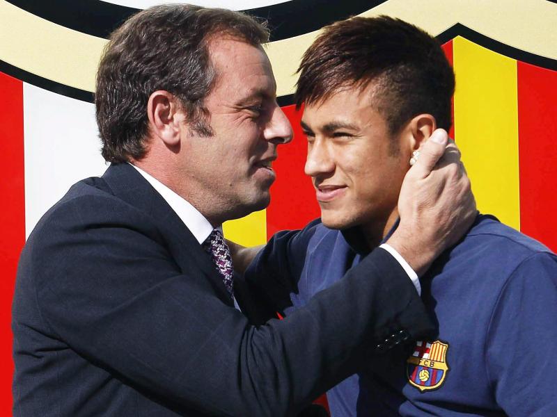 Sandro Rosell (l) und dem FC Barcelona werden Unregelmäßigkeiten bei der Verpflichtung von Neymar vorgeworfen. Foto: Albert Olive Sandro Rosell (l) und dem FC Barcelona werden Unregelmäßigkeiten bei der Verpflichtung von Neymar vorgeworfen. Foto: Albert Olive