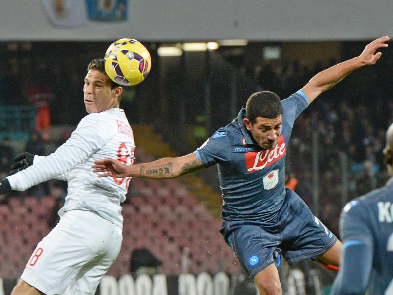 Kopfballduell zwischen dem Neapolitaner Walter Gargano (r) und Inters Hernanes. Foto: Ciro Fusco Kopfballduell zwischen dem Neapolitaner Walter Gargano (r) und Inters Hernanes. Foto: Ciro Fusco