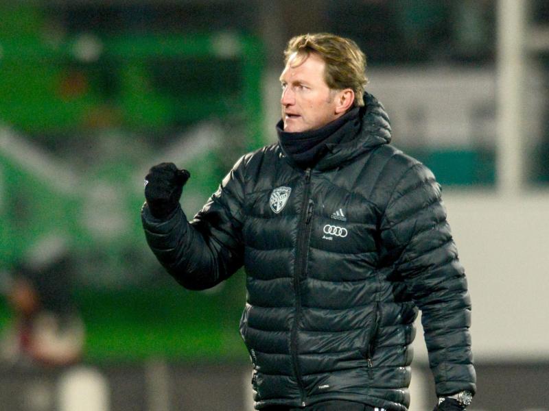 Ingolstadts Trainer Ralph Hasenhüttl jubelt nach dem 1:0-Sieg gegen Fürth