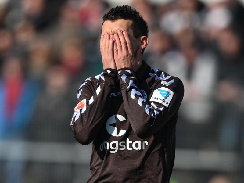 Waldemar Sobota vom FC St. Pauli hadert mit einer vergebenen Torchance