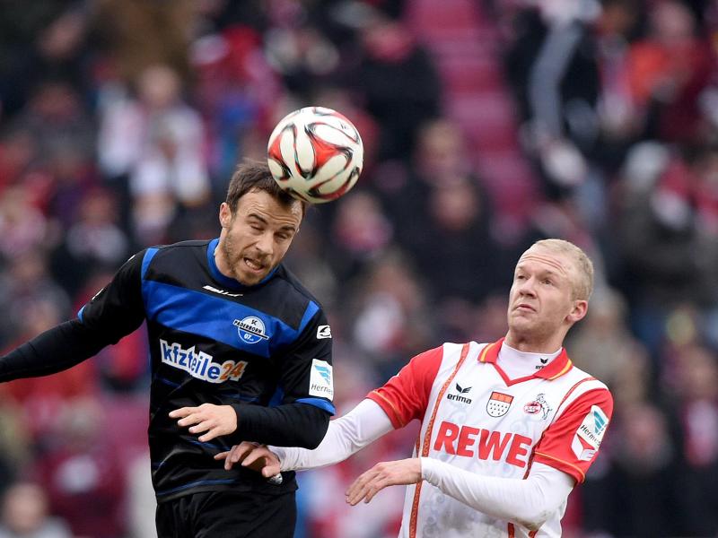 Paderborns Alban Meha (l.) gewinnt das Kopfballduell gegen Kevin Vogt vom FC