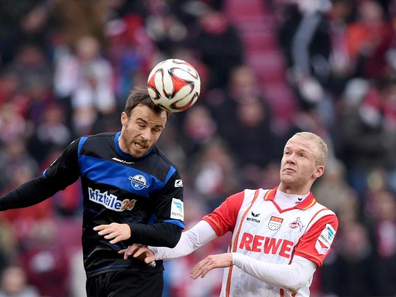 Paderborns Alban Meha (l.) gewinnt das Kopfballduell gegen Kevin Vogt vom FC Paderborns Alban Meha (l.) gewinnt das Kopfballduell gegen Kevin Vogt vom FC